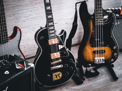 How Do the Types of Bass Strings Link with Electric Bass’s Performance?