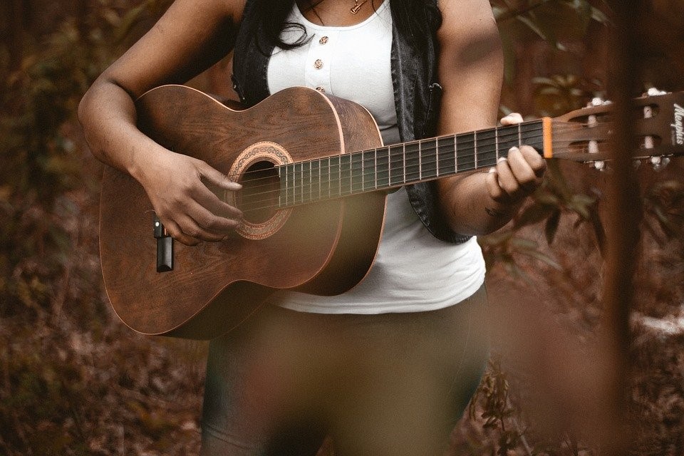 How to Remove the Buzz Sound of Your 6-String Classical Guitar?