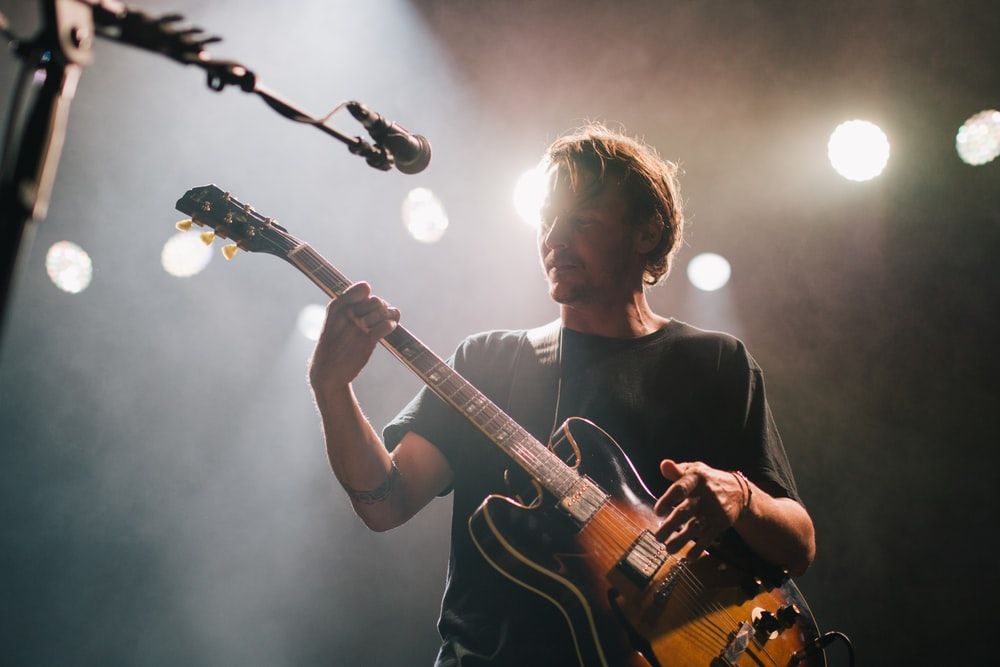 Can Left-Handed Guitar Players Reverse the Guitar String Order?