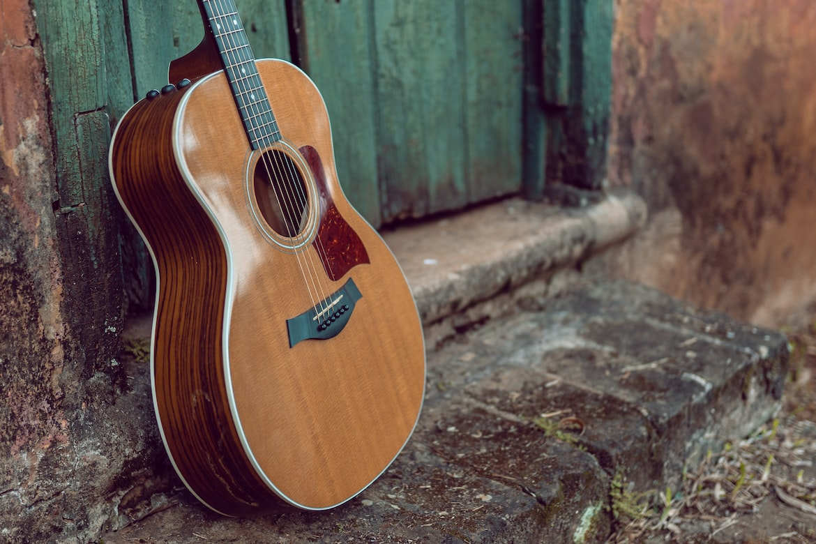 How Tight Should Guitar Strings Be?