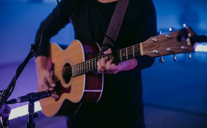 How a Capo Can Help Guitar Beginners