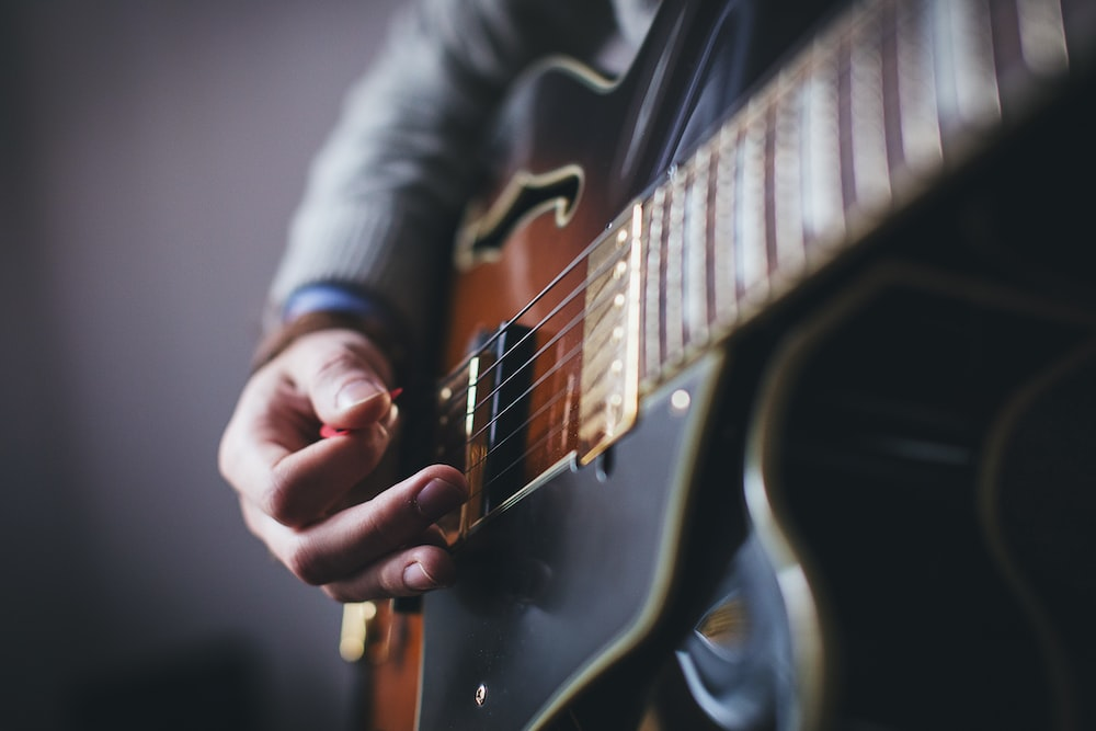 Everything About Alice Guitar Picks: Types, How to Hold, and How to Choose