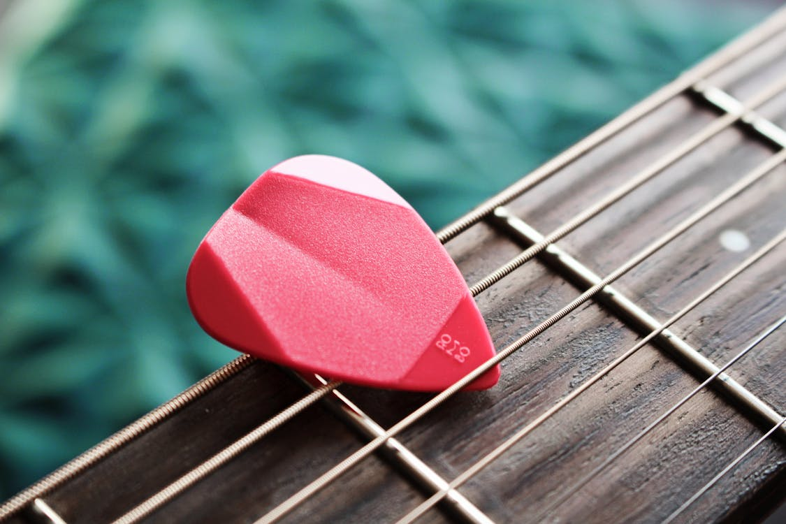 How Do You Choose an Alice Guitar Pick In 2024? Should Beginners Use Guitar Picks?